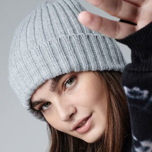 Chunky Ribbed Beanie ist die perfekte Wintermütze für alle, die Wert auf angenehm warne Kopfbedeckung legen. Kann individuell bestickt werden!