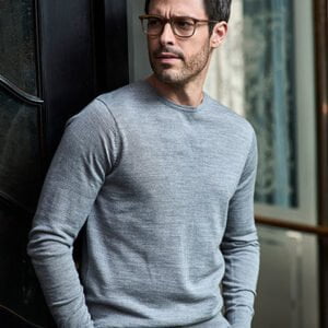 Men's Crew Neck Sweater ist die perfekte Wahl für Männer, die nach einer bequemen und stilvollen Arbeitskleidung suchen. Auf Wunsch mit Stickerei veredelt.