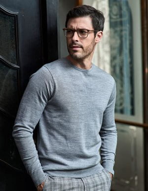 Men's Crew Neck Sweater ist die perfekte Wahl für Männer, die nach einer bequemen und stilvollen Arbeitskleidung suchen. Auf Wunsch mit Stickerei veredelt.