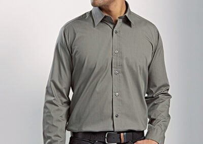 Men's Long Sleeve Fitted Poplin Shirt jetzt bestellen und machen Sie ihn mit individueller Stickerei zu einem einzigartigen Unikat!