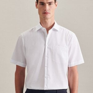 Bestellen Sie jetzt Ihr Men's Shirt Regular Fit Short Sleeve und gestalten Sie es ganz nach Ihren Wünschen mit der Option der individuellen Stickerei.