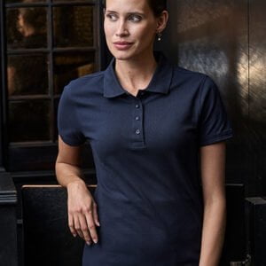 Women´s Heavy Polo ist die perfekte Wahl für Damen, die eine hochwertige und langlebige Arbeitskleidung wollen. Stilvoll und professionell aussehen.