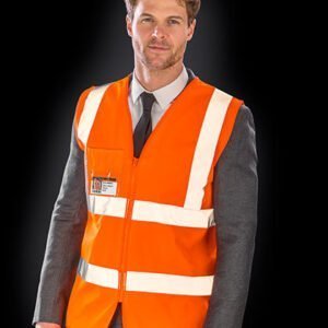 Zip ID Safety Tabard ist ein unverzichtbares Kleidungsstück für alle, die in sicherheitsrelevanten Bereichen arbeiten. Bei Werbemittel Oerlikon bestellen!