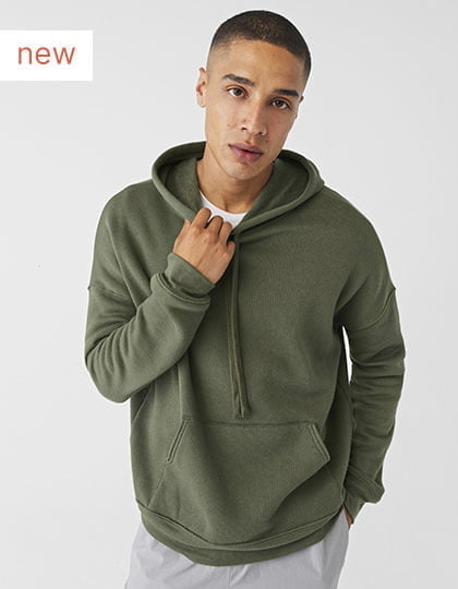 Das Bild zeigt einen Herrn, der einen grünen Hoodie-Pullover trägt, der bedruckt wurde. Der Pullover hat eine Kapuze, die der Herr nicht auf dem Kopf trägt. Der bedruckte Teil des Pullovers befindet sich auf der Brust und ist in einer auffälligen Farbe gestaltet.</p>
<p>Das Bild soll verdeutlichen, wie ein bedruckter Hoodie-Pullover aussehen kann und wie er getragen wird. Der grüne Hoodie-Pullover bietet eine ansprechende Hintergrundfarbe, um den bedruckten Teil des Pullovers in den Vordergrund zu stellen.</p>
<p>Der Herr trägt den bedruckten Pullover locker, was verdeutlicht, dass es eine bequeme und lässige Kleidungsoption ist. Obwohl die Kapuze nicht auf dem Kopf getragen wird, vermittelt sie trotzdem eine coole Atmosphäre und zeigt, dass der Hoodie-Pullover auch als modisches Accessoire getragen werden kann.</p>
<p>Der bedruckte Teil des Pullovers auf der Brust ist in einer auffälligen Farbe gestaltet, um die Aufmerksamkeit auf das Design zu lenken. Es ist nicht möglich, den genauen Inhalt des bedruckten Motivs zu erkennen, aber es ist klar, dass es ein ansprechendes und auffälliges Design ist.</p>
<p>Insgesamt ist das Bild eine ansprechende Möglichkeit, um zu zeigen, wie ein bedruckter Hoodie-Pullover aussehen kann und wie er getragen wird. Es bietet auch eine inspirierende Möglichkeit, um neue Designideen zu entdecken und zu experimentieren.