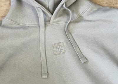 Dezente Stickerei auf Hoodies