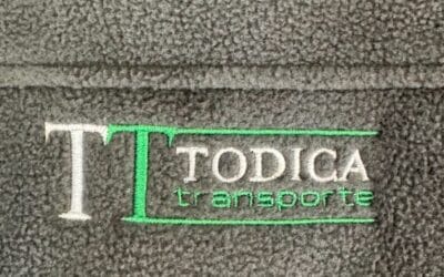 Firmenlogos auf Textilien: Stick oder Druck?