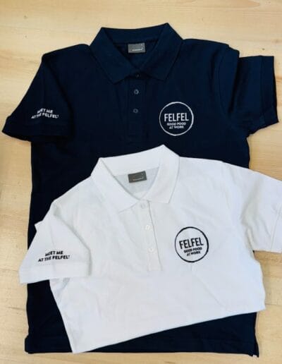 So entstehen bestickte Poloshirts