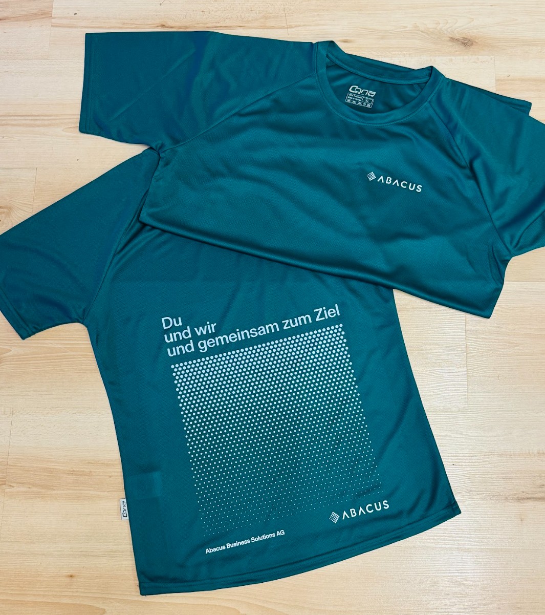 Sportshirts mit grossem Druck auf Rücken Sportshirts mit grossem Druck auf Rücken