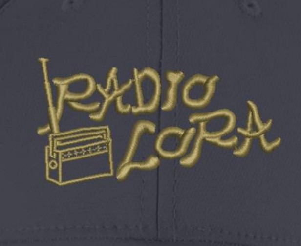 Stickdatei Ansicht Radio Lora Schwarze Kappe mit gelber Stickerei und Druck: "RADIO LORA" über gezeichnetem Retro-Radio. Firmen- oder Vereinskleidung.