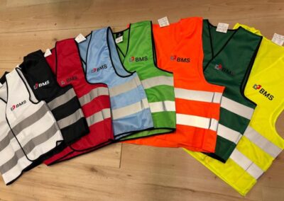 Sicherheitswesten in verschiedenen Farben bedruckt